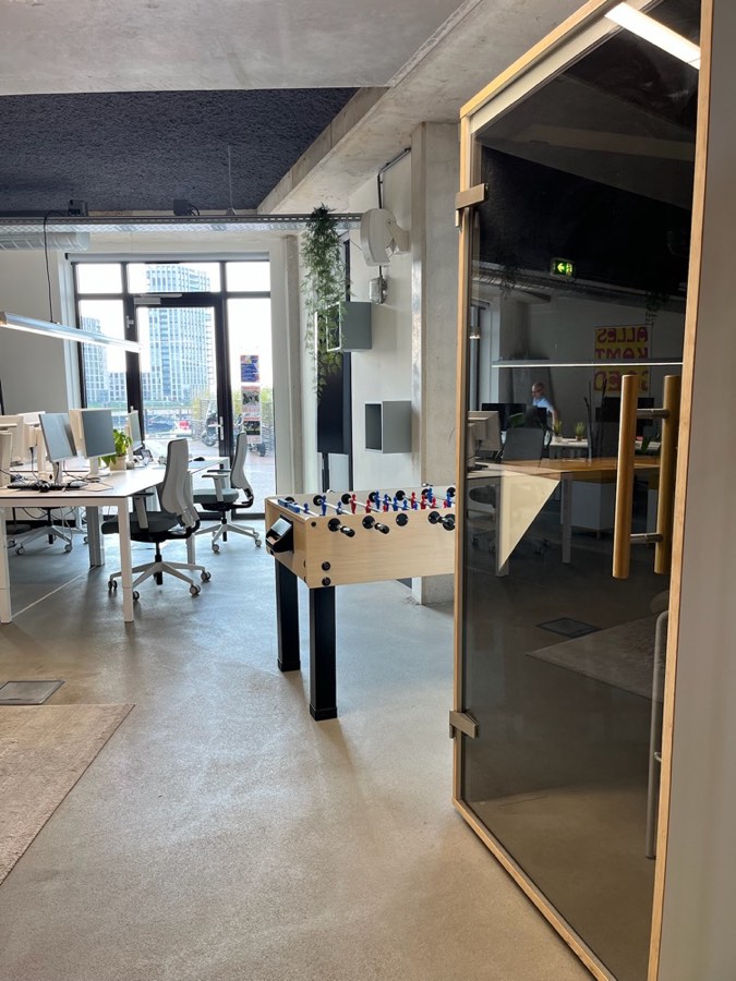 Het belhok met glazen deur en houten frame in de werkruimte