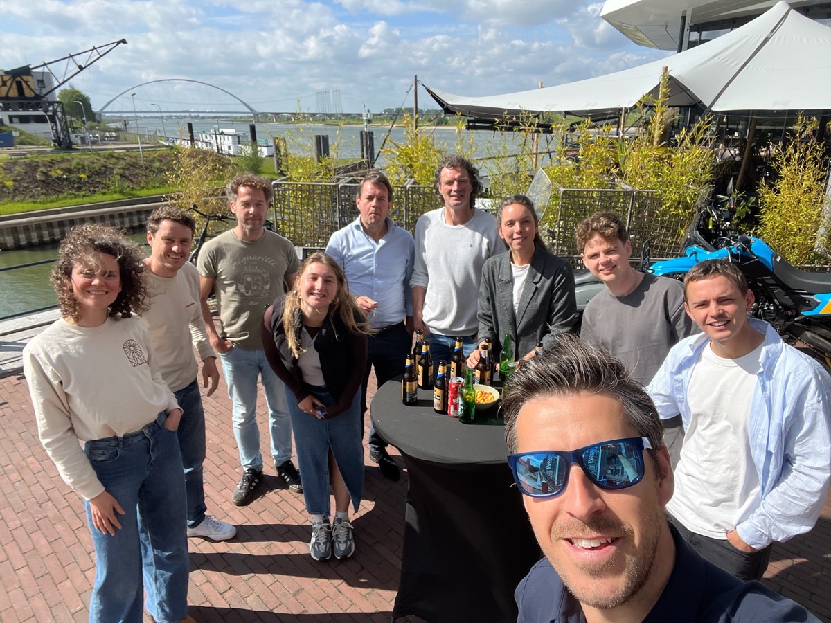 De community van De Kaapstander samen op de kade aan de Waal