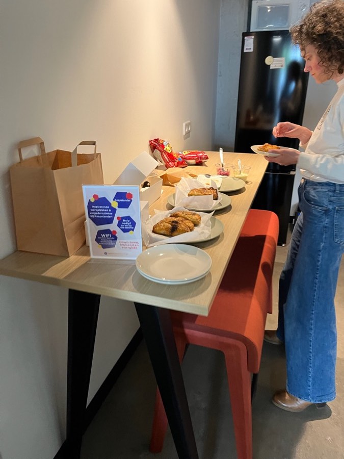 De keukenhoek met vers gebak op de tafel